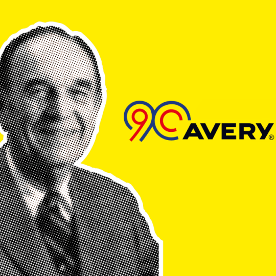 fotografija Stana Averyja s logom Averyjeve 90. obljetnice na žutoj pozadini